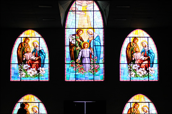 딜리 대성당에서 본 예수의 탄생의 묘사한 색유리.