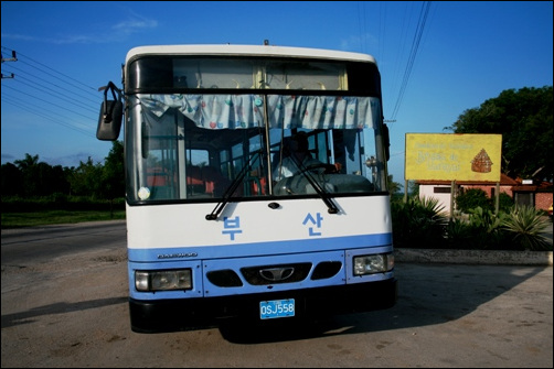 쿠바에서는 꽤 오래 전에 사라진 우리나라 옛 버스들이 자주 눈에 띈다. 먼 이국에서 한글을 보니 반갑기만 하다.