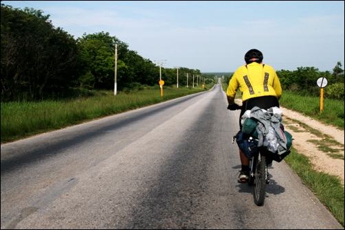 매번 실수하고 눈물짓지만 누구보다 순수한 스물 한 살 청년이 내 쿠바 자전거 여행 파트너다.