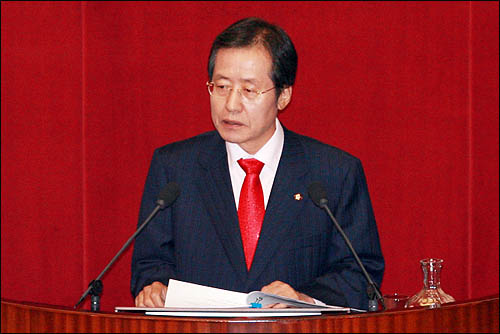 홍준표 한나라당 원내대표가 지난해 10월 28일 국회에서 교섭단체 대표연설을 하고 있다. 