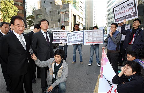 YTN 노조원들이 29일 오전 서울 남대문로 YTN사옥 앞에서 출근을 시도한 구본홍 YTN 사장을 가로막고 자진 사퇴를 요구하고 있다.