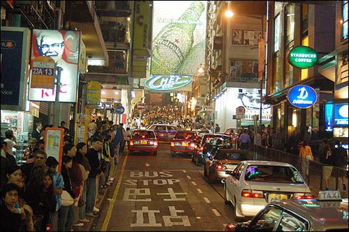 홍콩으로 가는 여행객들은 이제 거의 자유여행객이 중심이다. 사진은 홍콩 배낭여행자들의 집결지 란콰이펑의 주말