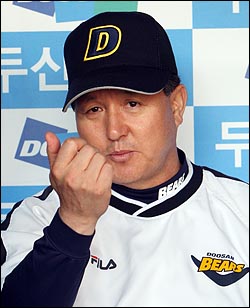  두산 김경문 감독이 29일 오후 서울 잠실야구장에서 열리는 2008 프로야구 한국시리즈 3차전 SK와의 경기에 앞서 기자들의 질문에 답하고 있다.