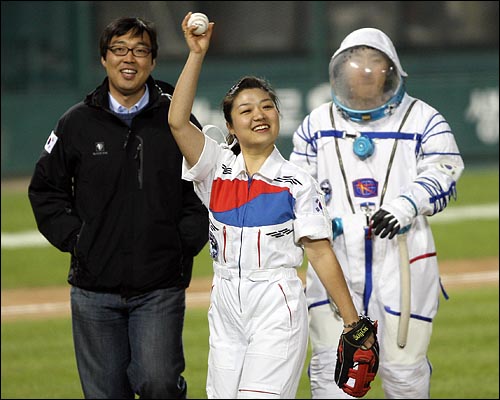 한국 최초 우주인 이소연씨. 사진은 2008년 10월 29일 저녁 서울 잠실야구장에서 열린 2008 프로야구 한국시리즈 3차전 SK와 두산과의 경기에 앞서 시구를 한뒤 야구팬들에게 손을 흔드는 모습. 