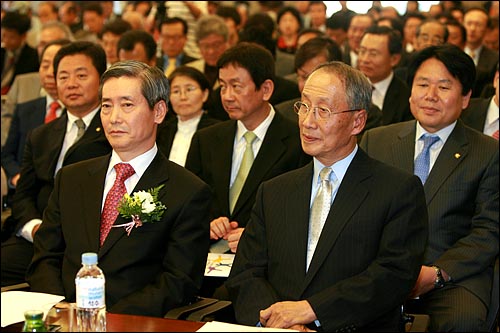  29일 오후 한국지방발전연구원(이사장 윤여준)이 주최로 서울 한국언론재단에서 열린 '상생과 공영의 남북 지방협력시대 구축을 위하여' 토론회에서 윤여준 이사장(앞줄 오른쪽)이 참석자들의 축사를 듣고 있다.