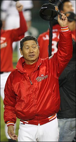  SK 김성근 감독이 29일 오후 서울 잠실야구장에서 열린 2008 프로야구 한국시리즈 3차전 두산과의 경기에서 3대 2로 승리를 한뒤 팬들에게 모자를 들어보이며 인사를 하고 있다.