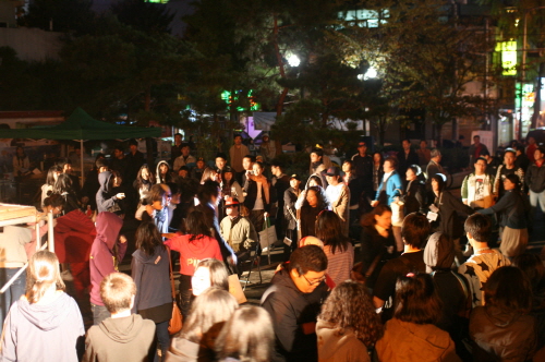 강북구청소년문화축제'추락'현장 03 공연무대 앞으로 사람들이 모여들고 있다.