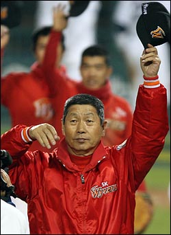  SK 김성근 감독이 30일 저녁 서울 잠실야구장에서 열린 2008 프로야구 한국시리즈 4차전 두산과의 경기에서 4대 1로 승리한뒤 팬들에게 모자를 들어보이며 답례인사를 하고 있다.