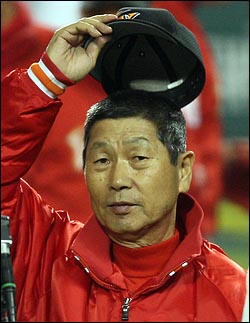  SK 김성근 감독이 30일 저녁 서울 잠실야구장에서 열린 2008 프로야구 한국시리즈 4차전 두산과의 경기에서 4대 1로 승리한뒤 팬들에게 모자를 들어보이며 답례인사를 하고 있다.