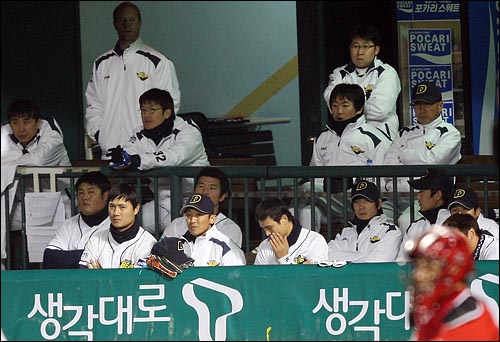  두산 선수들이 30일 저녁 서울 잠실야구장에서 열린 2008 프로야구 한국시리즈 4차전 SK와의 경기에서 9회말 1대 4로 지고 있자 더그아웃에서 답답한 표정을 짓고 있다.