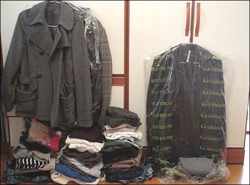 왼쪽 두줄과 그 위의 겉옷은 원산지 미표시 상품, 가운데는 국산, 오른쪽의 코트와 옷 두 개는 중국산이다. 