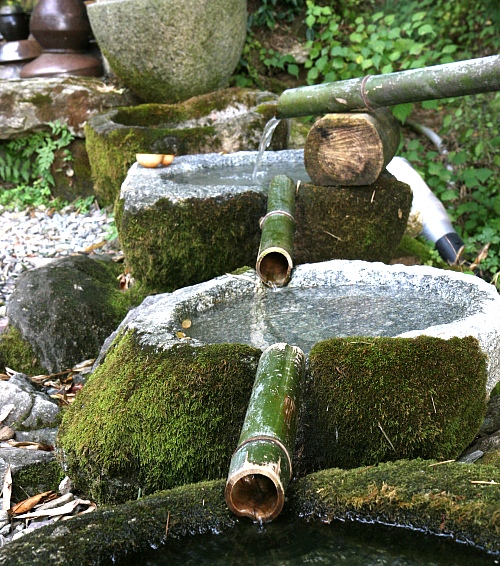 테마공원 출구에는 목을 축이는 샘물이 있습니다. 대나무관과 이끼낀 돌이 정겹습니다. 