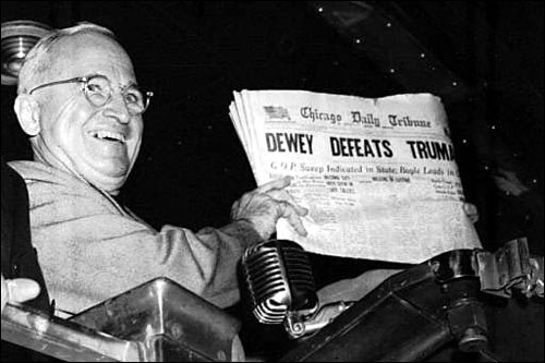 1948년 대선 다음날 새벽, 해리 트루먼이 '듀이, 트루먼을 꺾다'는 역사적인 오보를 게재한 <시카고 트리뷴>을 들어 보이면서 웃고 있다.