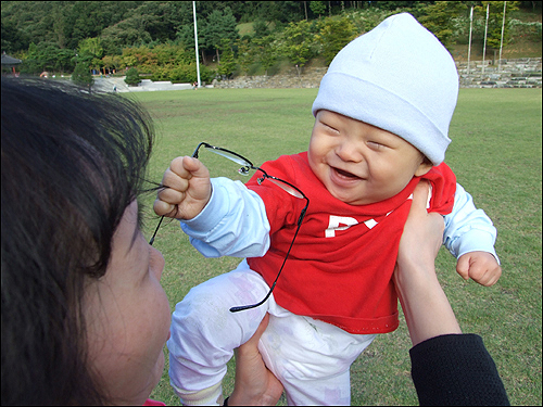  웃는건 형아하고 정말 똑같네요