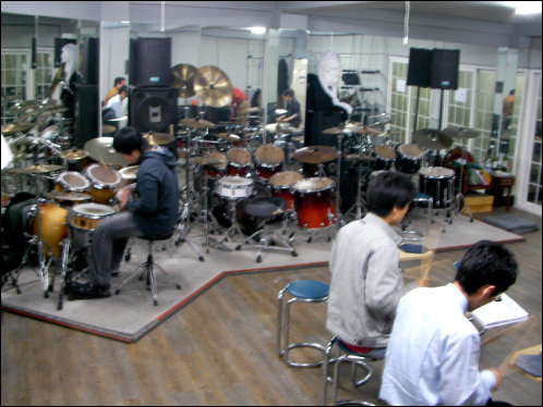 사람들이 드럼 연습을 하고 있는 모습. 