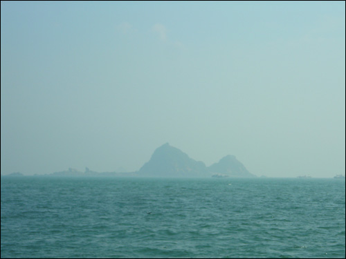 해상에서 멀리 보이는 섬이 육도다.