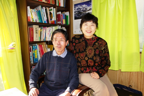 하야시 히로시 선생이 <아침독서> 운동에 헌신할 수 있도록 내조한 부인이자 동지인 유미코 여사(오른쪽). 이들은 지난 70년 하야시 선생의 첫 직장인 다이와쇼보 출판사에서 동료로 만나 결혼한 뒤 20년 간 <아침독서> 보급에 정성을 기울였다.