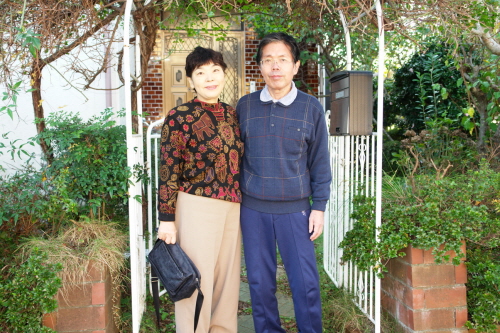 하야시 선생이 요양 중인 일본 치바현 자택 입구에서 부인 유미코 여사와 함께 기자를 배웅하는 장면. 하야시 선생은 "한국에도 <아침독서>를 소개한 책이 두 권 정도 있을 것"이라면서 "한국에서도 <아침독서> 운동이 퍼졌으면 좋겠다"고 말했다.