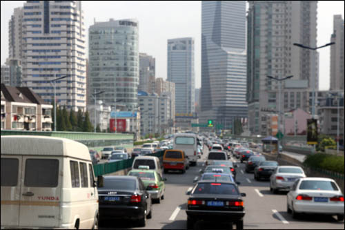 상하이도 서울 못지 않게 교통체증이 심했다.