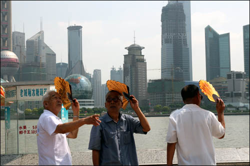 상하이 와이탄을 찾은 날은 9월말임에도 햇살이 무척 뜨거웠다. 중국인 관광객들이 부채로 뙤약볕을 가리고 있다.
