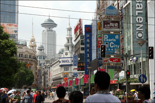 상하이 난징루. '중국 쇼핑 일번가'라는 명성답게 백화점 등 화려한 매장들이 즐비했다.