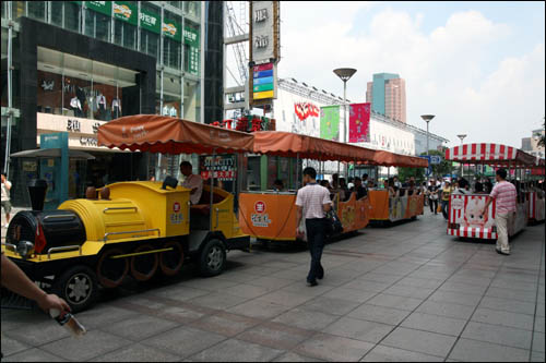 난징루 보행도로에서 운행하는 꼬마열차.
