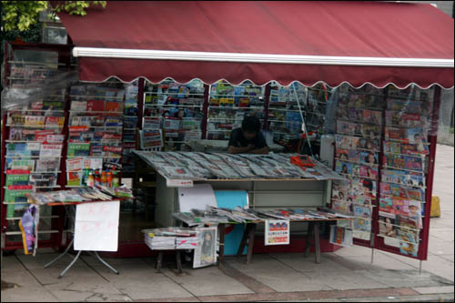상하이에선 거리 곳곳에 서적을 판매하고 있는 노점상들도 만날 수 있다. 주로 잡지를 판매한다.