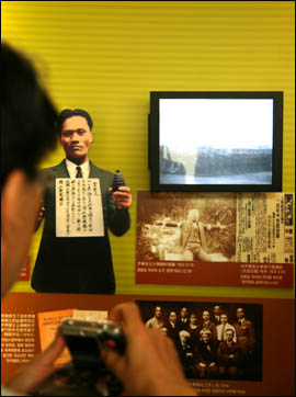 상하이문화원 임시정부 전시실에선 윤봉길 의사의 의거 당시 촬영된 영상을 반복해 보여주고 있었다. 