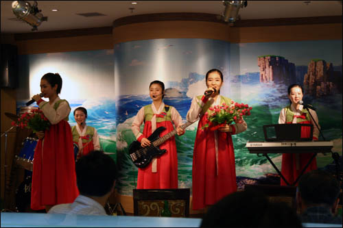 상하이 내 한 북한식당 여성 복무원들의 공연 모습. 