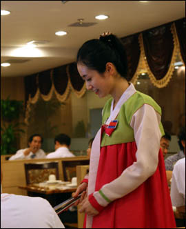 상하이 내 한 북한식당의 여성 복무원. 