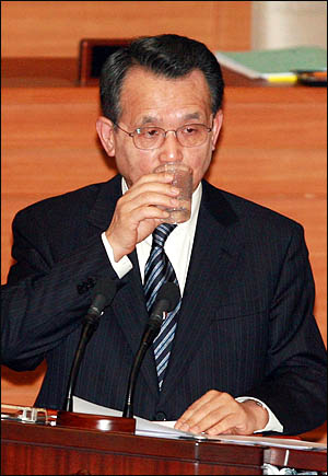 한승수 총리가 지난 11월 3일 국회 본회의 대정부질문에서 답변도중 물을 마시고 있다.
