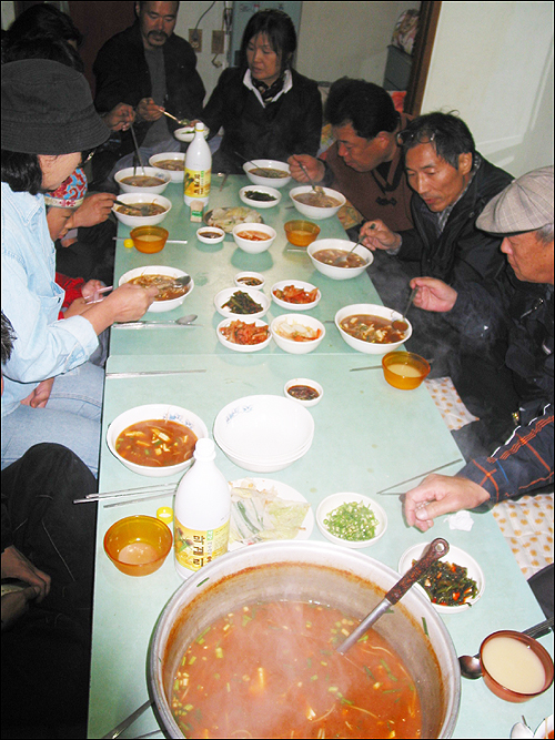 메밀국죽 오른편부터 작가 박도, 한 사람 건너 시인 윤일균, 손 세실리아, 유승도, 한복희 여사