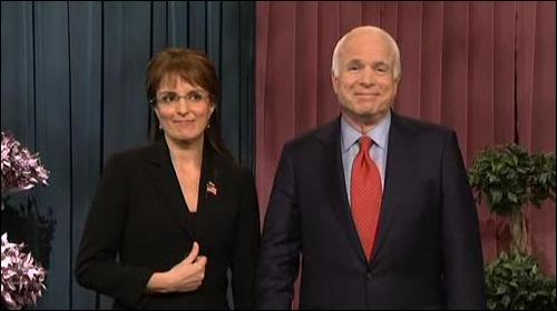 존 매케인 미국 공화당 대통령후보(오른쪽)가 1일(현지시각) NBC의 코미디쇼 <새터데이 나이트 라이브>(Saturday Night Live, 이하 SNL)에 출연했다. 왼쪽은 세라 페일린을 연기한 코미디언 티나 페이.