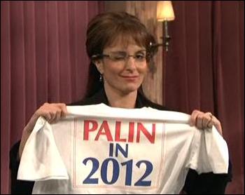 세라 페일린으로 분한 티나 페이가 1일 <새터데이 나이트 라이브>(Saturday Night Live, 이하 SNL)에서 'Palin in 2012(다음 대선에는 페일린을 뽑자')고 적힌 티셔츠를 몰래 들어 보이고 있다. 페일린의 잦은 윙크도 코미디 소재가 됐다.