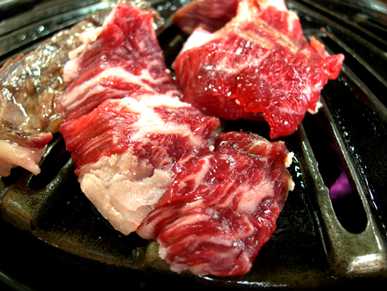 좋은 고기일수록 불 위에 오래두면 안된다. 살짝 핏기만 없어지면 먹는다. 쫄깃한 육질이 고기란 무엇인지 잘 말해주고 있다