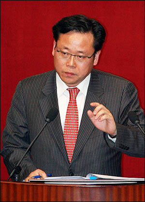 김동성 한나라당 의원이 4일 국회 외교·통일·안보 분야 대정부질문에서 질의하고 있다.
