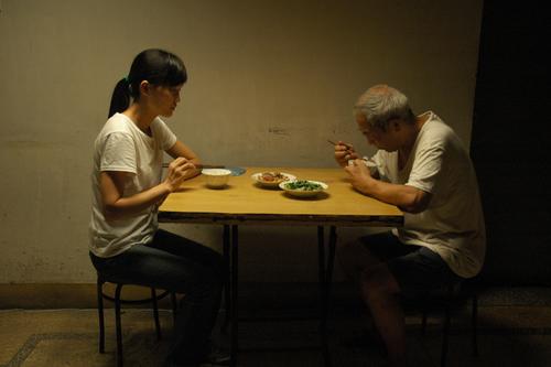쑤이와 아버지와의 식사 장면 "아버지는 또 부끄러운 짓을 했고, 나는 갈수록 더러워져 가"