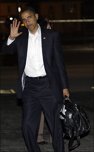 버락 오바마 후보가 대선 투표일인 4일(미국시간) 자신의 지역구인 시카고에 도착해 손을 흔들고 있다.