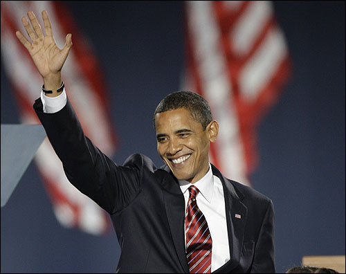 미국 대통령 당선자 버락 오바마 상원의원이 11월 4일 시카고의 그랜트 공원에서 열린 자신의 선거의 밤 집회에서 무대에 올라 손을 흔들고 있다.