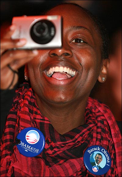 한 여성이 버락 오바마 당선자의 수락연설 TV중계를 디지털카메라로 촬영하며 환호하고 있다. 
