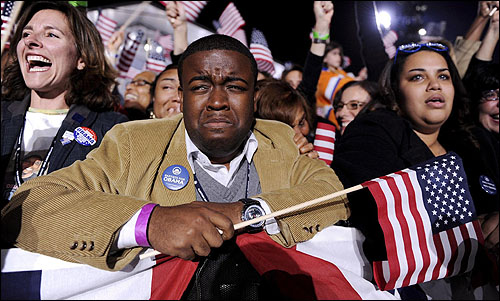 4일 밤 미국 시카고의 그랜트 공원에서 한 오바마 지지자가 CNN의 오바마 당선 예측 보도를 보고 감격에 겨워 울먹거리고 있다.