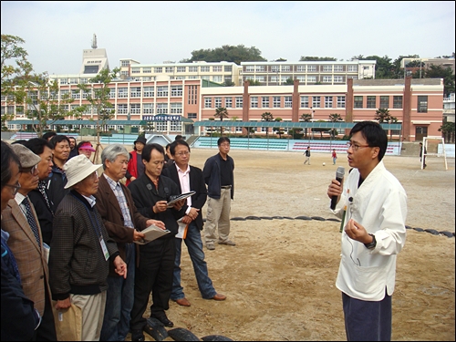 일본군 하사관 출신인 김종원이 일본도로 양민의 목을 치던 종산국민학교이다. 학교로 걸어들어간 이들 중에서 살아서 나온 이가 없다고 한다. 모든 게 바뀌었지만 운동장 귀퉁이에 있는 늙은 플라타너스만 지난 일을 기억하고 있다.  