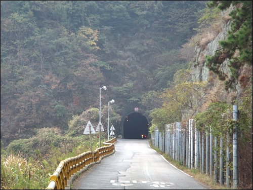 일제가 만든 말굽 형태의 자연 암반 터널. 길이 640m로 국가지정등록문화제로 지정되어 있다. 여순사건 연루 혐의자들이 터널을 걸어 만성리 학살터로 이동했다. 일명 죽음의 터널이다. 