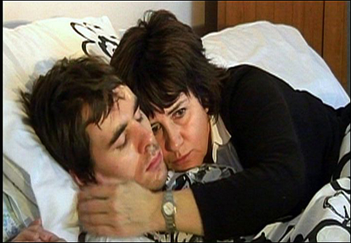 영국 광우병을 다룬 'MBC 스페셜-잃어버린 나의 아이'가 7일 밤 9시55분에 방송한다. 영국에서 24살에 인간 광우병으로 죽은 앤드류 블랙과 그 어머니 크리스틴.