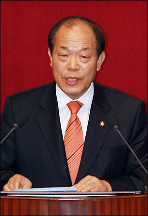 김영진 민주당 의원이 5일 국회 교육·사회·문화에 관한 대정부질문에서 질의하고 있다.