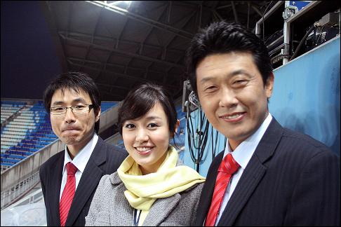 수원 월드컵 경기장에서 만난 MBC ESPN 중계진. 왼쪽부터 신승대 아나운서, 김민아 아나운서, 이상윤 해설위원