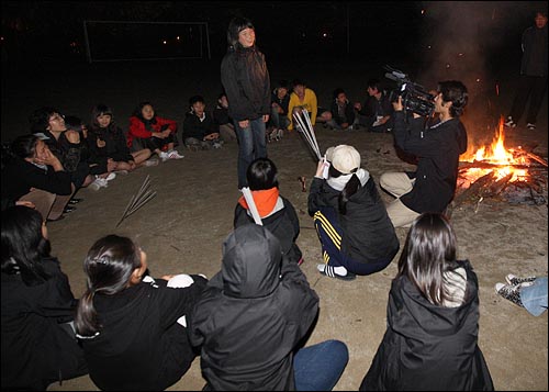 시골의 `나홀로 6학년' 학생들이 모여 서울로 `더불어 졸업여행'을 온 둘째날인 5일 저녁 강화도 오마이스쿨 운동장에서 캠프파이어를 하며 친구들과 즐거웠던 졸업여행에 대해 이야기를 나누고 있다.