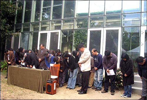 2008년 11월 6일 환경운동연합 중앙 사무처 활동가 35명이 전원 사직을 결정하고, 거듭나겠다는 뜻을 밝혔다. 