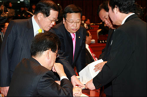  6일 국회에서 열린 '(가칭)수도권규제 철폐반대 국회의원 비상모임' 발족식에 참석한 최인기, 이낙연, 권선택 의원 등이 모여 결의문을 다듬고 있다. 