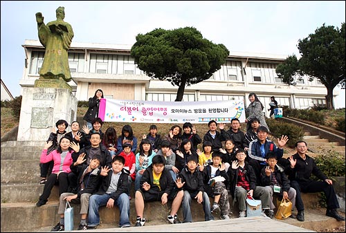 시골의 `나홀로 6학년' 학생들이 모여 서울로 `더불어 졸업여행'을 온 셋째날인 6일 오전 강화도 오마이스쿨 운동장에서 친구들과 헤어지기 전 단체 기념촬영을 하고 있다.